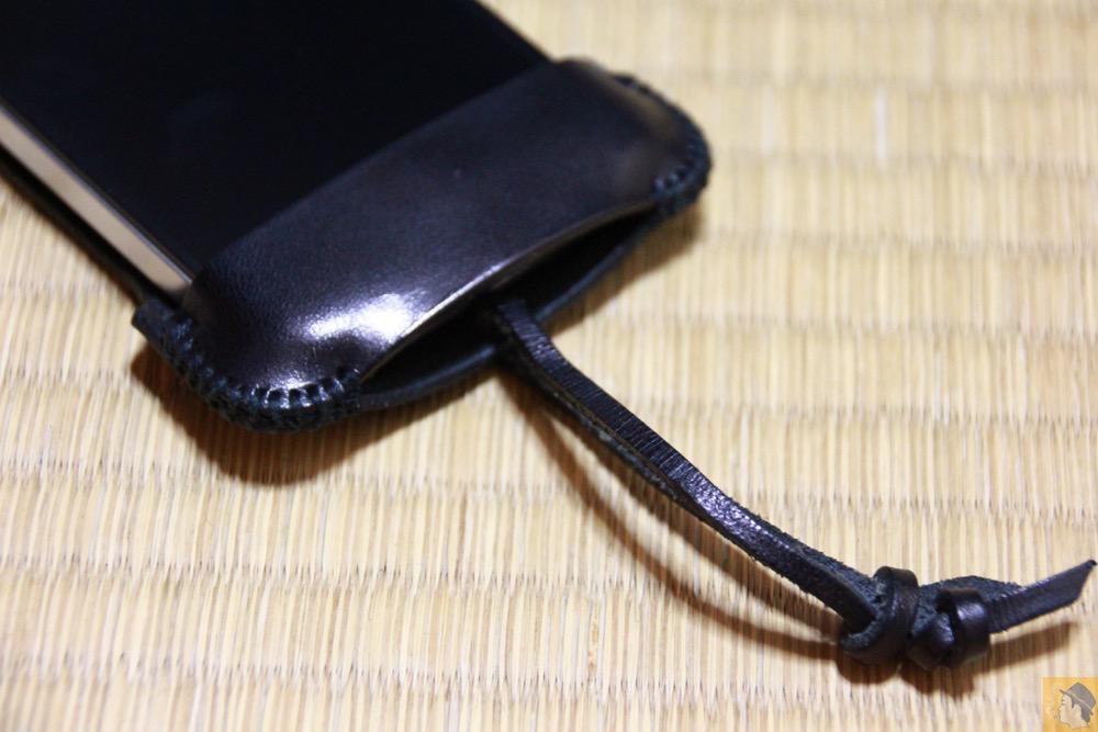 フラップ下部と尻尾 - 必ず買う色のabicase（アビケース）/ abicase cawa シンプルジャケット 栃木レザー ブラック / iPhone 4S