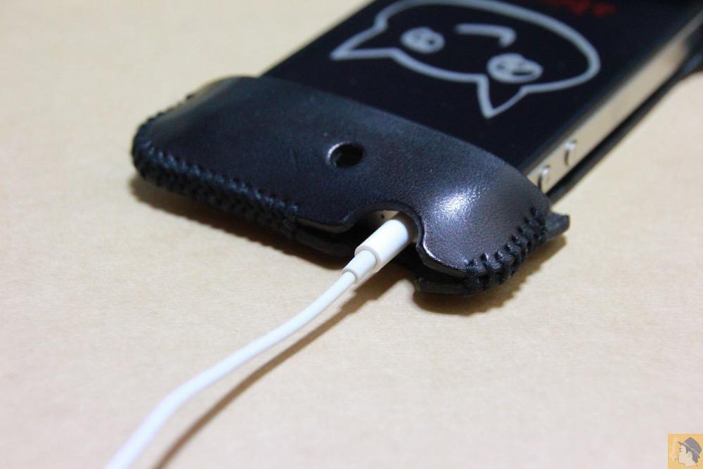 イヤフォンを挿すイヤフォンジャック - ストラップが付いたabicase（アビケース）、指に付けることでiPhoneの落下防止 / iPhone 4S [レビュー 6/40]