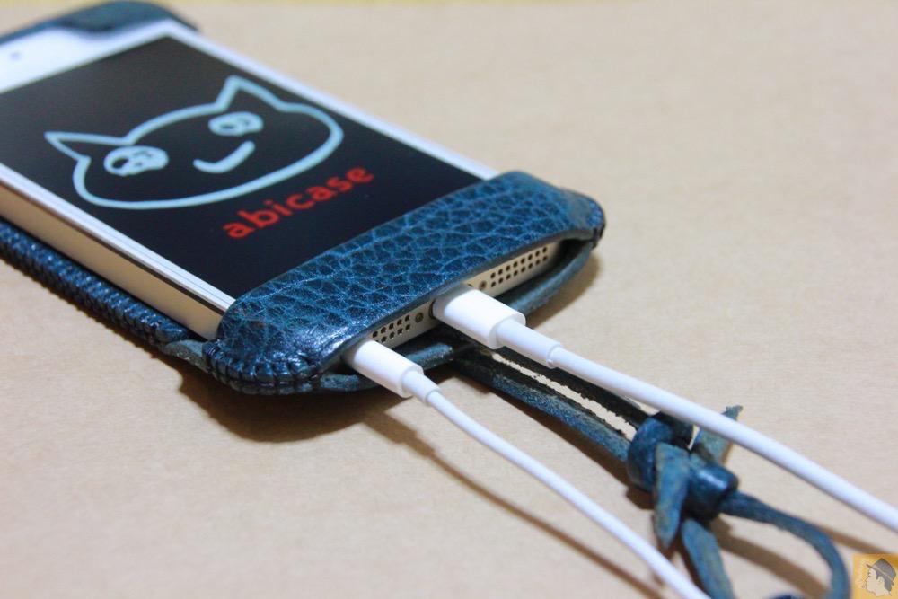 充電ケーブル・イヤフォン - abicase（アビケース）の工夫、1本の棒状の革がボタンを劇的に押しやすくする / iPhone 5/5s [レビュー 12/40]