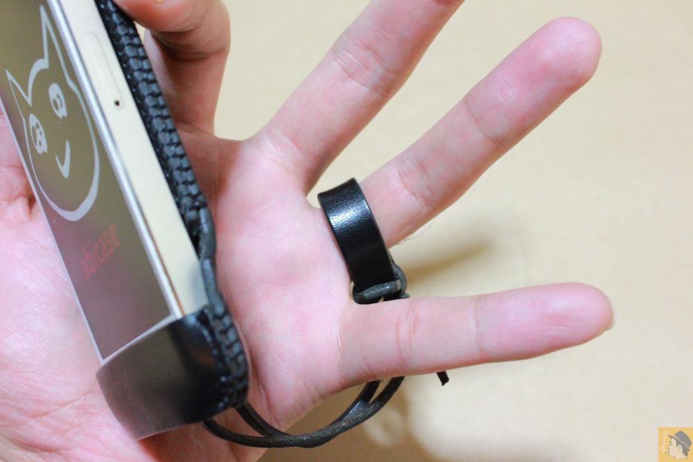 薬指に輪っかをはめる - ストラップがさらに進化したabicase（アビケース）、デザイン変わり指に付けるのが簡単に / iPhone 5/5s [レビュー 18/40]