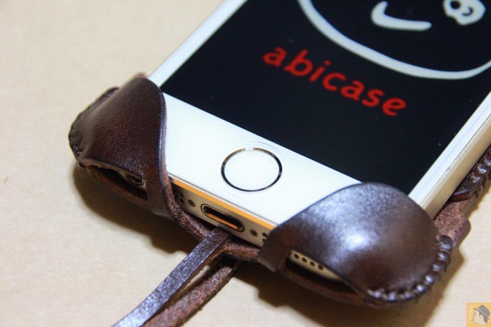 ホームボタン - チョコ色abicase（アビケース）、フラップが2枚革から1枚革になったことでiPhoneのフィット感がさらに増す！ / iPhone 5/5s [レビュー 26/40]